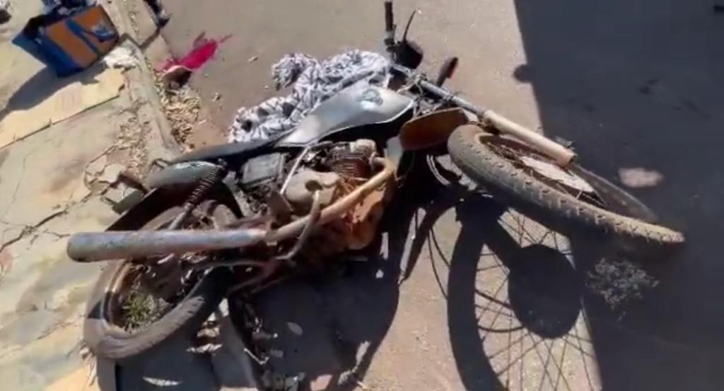 Motocicleta que a vítima conduzia - Foto: Reprodução/Nova Fogo